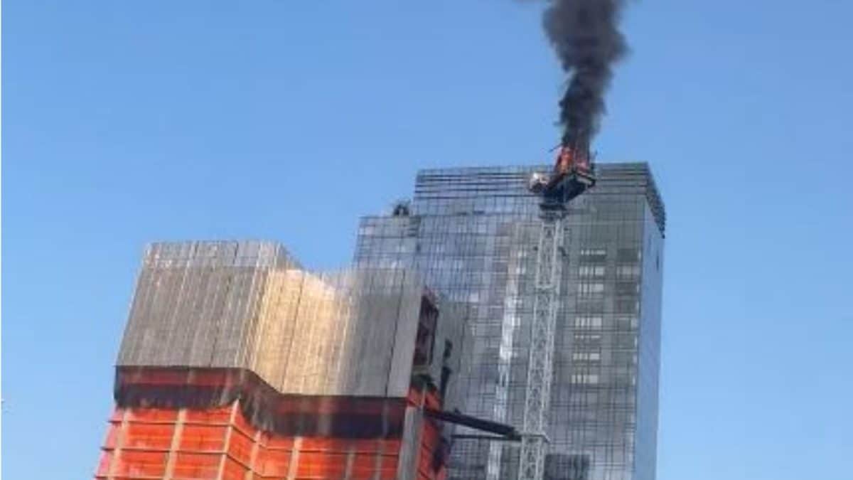 WATCH | Burning Crane Collapses in New York City from High-Rise Building; 2 Injured – Apna TPO